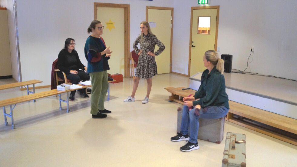 Liv Hege Nylund instruerer skuespillerne Vilde Grønli Berg og Siw Hildegunn Buvarp-Lauritzen. Sufflør Judit Skorstad i bakgrunnen.
 Foto: Andreas Gatare Øvergård