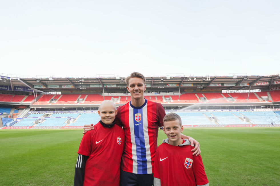LAGFØLELSE: Landslagskaptein Martin Ødegaard kjenner verdien av å stå sammen som et lag, bedre enn noen andre. Landslaget har slagordet “Sterkere sammen”, og støtter opp om #FotballtrøyeFredag.
