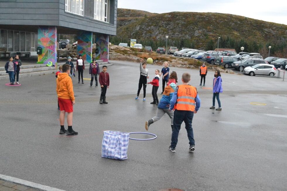 Her så lekes det en versjon av baseball. Der basene var rokkeringer og det ble brukt en fotball i stedet for baseball og balltre.