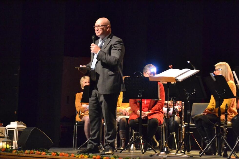 Steinar Aspli var konferansier for kvelden. Han kom med mye informasjon om låtene underveis i konserten.