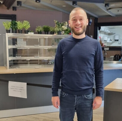 Senterleder Kim-Harald Laupstad søker ny driver til komplett utstyrt café på Amfi Rørvik.
 Foto: Privat