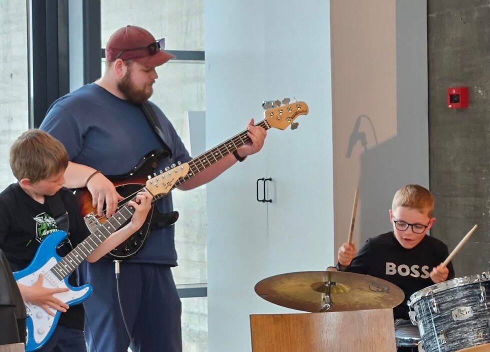 Filip Gulaker på gitra, Aksel Overholdt på bass og Brage Holand på trommer.