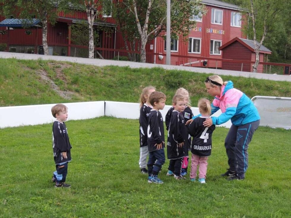 Foreldrene skifter på å trene ungene. Denne kvelden var det Tove Holum Øvereng som hadde ansvaret.
 Foto: Jorunn Eiternes Dolmen