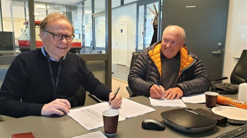 Konsernsjef Are Brekk (til venstre) i MOEN-gruppen og fagsjef Svein Børre Wilhelmsen i ABT Bygg AS signerer avtalen om bygging av landets første arktiske tørdokk.
 Foto: PKOM