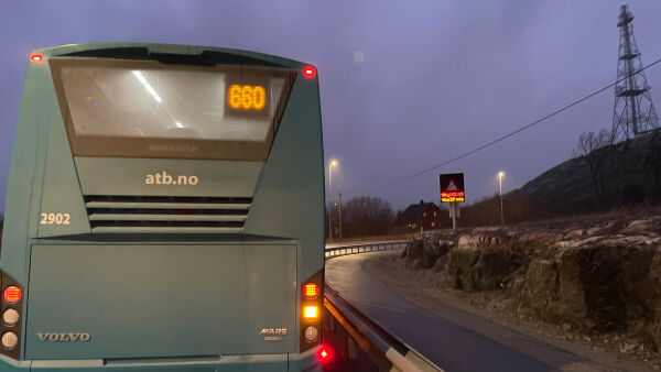 Brua stengt, strømløst i store deler av Nærøysund og tre stenger veier