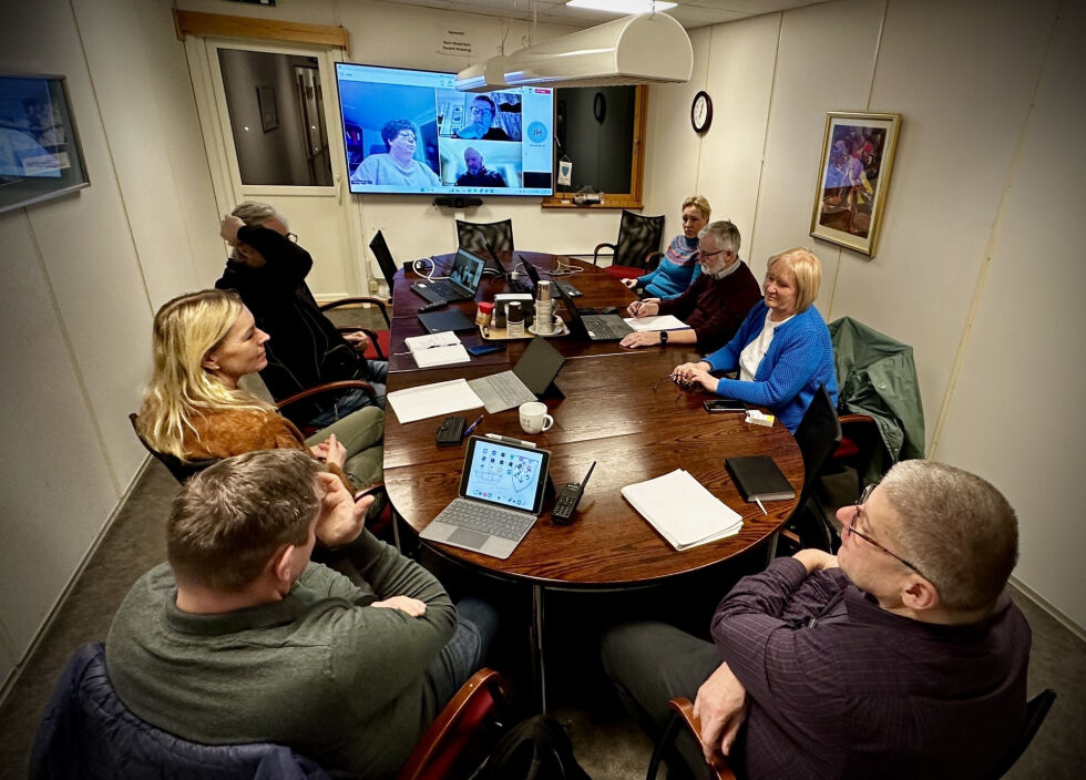 Kriseledelsen i Bindal hadde møte på torsdag morgen. Fra v. Ordfører Frode Næsvold, HR-sjef Lena Fuglstad, oppvekst- og kultursjef Per-André Johansen, Plan- og ressurssjef Camilla Brevik, kultur- og informasjonskonsulent Jens Christian Berg, rektor Kari Lillemark og kommunedirektør Knut Toresen. I tillegg deltok aktuelle personer på teams.
 Foto: Bindal kommune