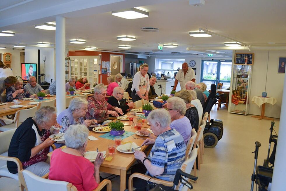 Rundt 25 rutinerte beboere var med på tacofredagen. De koste seg med litt andre smaker enn det vanligvis serveres på Bjørkåstunet.