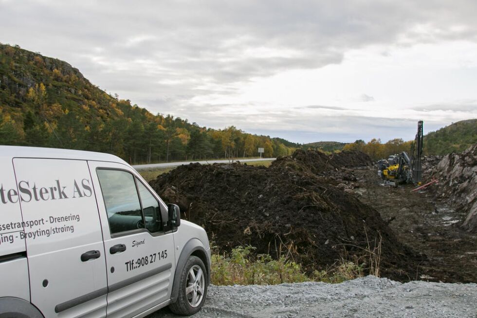 Det lokale selskapet SliteSterk AS har fått oppdraget med å grave ut det 70 mål store industrifeltet.
 Foto: Knut Sandersen