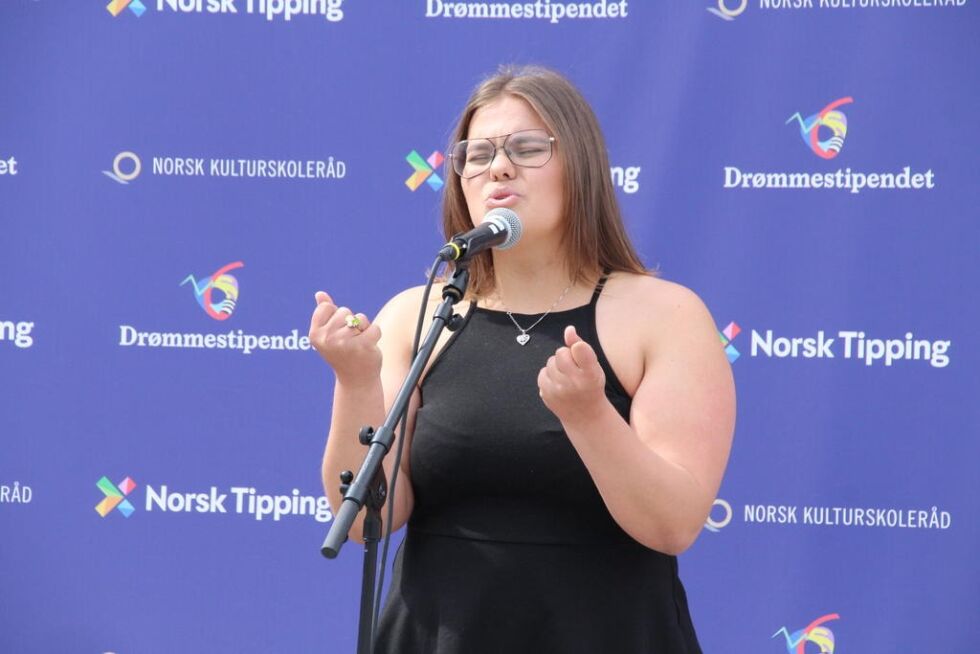 Kirsti framførte en av sine tekster med stor innlevelse.