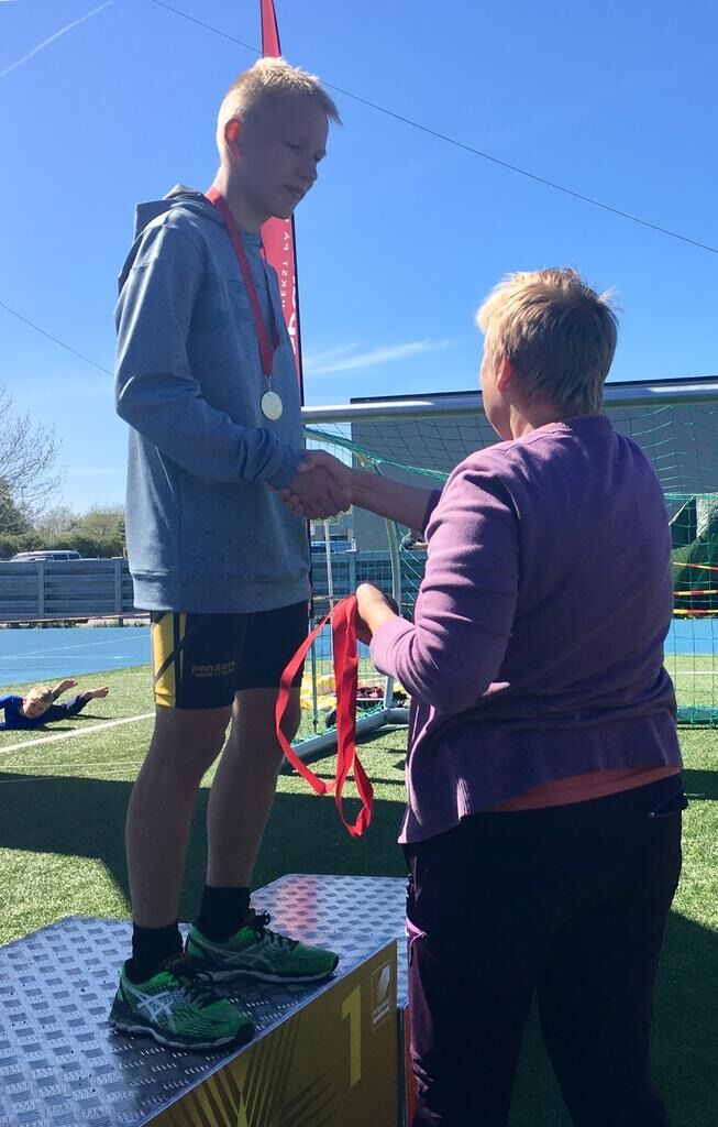 Markus Ellingsen Flasnes fikk gull i både diskos og 800 meter på stevnet på Sømna.
 Foto: Privat
