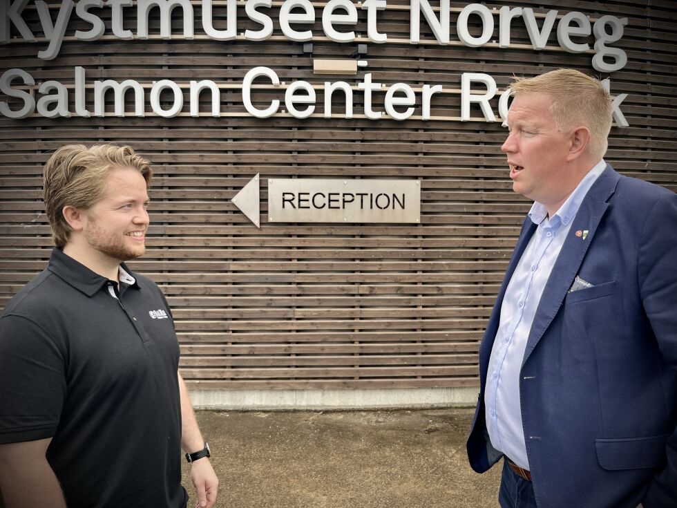 Martin Hellesø fra Salmar og ordfører Amund Hellesø sto for åpningen av Mulighetsrommet ved kystmuseet Norveg.
 Foto: Jon Audun Haukø