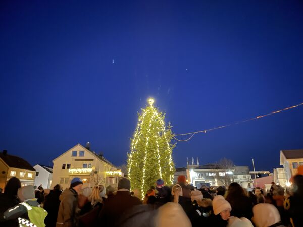 Festlig julegrantenning og musikkglede i distriktet