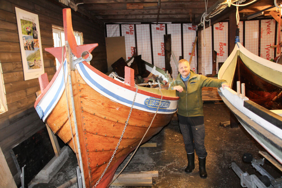 Bjørn Vatnan fra Bindal Kystlag gleder seg over at "Nordavind" nå er på plass. Den er nå plassert ved siden av fir-roringen "Solsiglar".
 Foto: Hild Dagslott