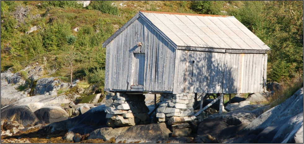 Den gamle brygga i Selfjord som var brennevinsutsalg for 150 år siden skal nå bli tatt vare på og brukes i historisk øyemed.
 Foto: Jens Christian Berg