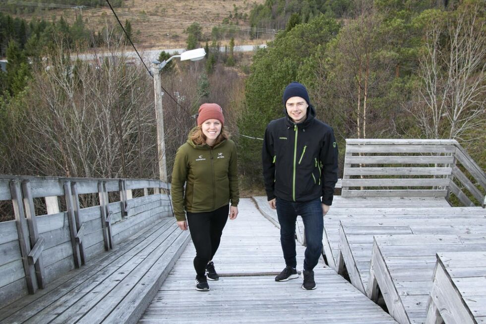 – Tenk hva man kunne fått til her i Nærøysund om man hadde satset på hopp, sier Anniken Mork og OIiver Dahl.