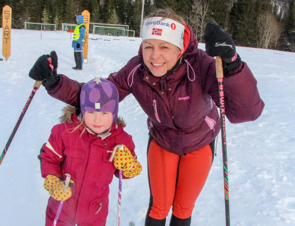 Annie Reppen i KIL ski, her med datteren Marte, håper at mange tar turen til Foldereid til helga.