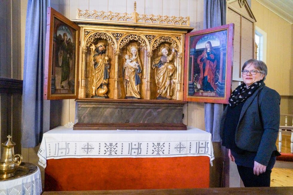 Det ærverdige alterskapet i Leka kirke.