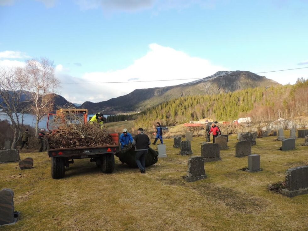 Det inviteres til dugnad på Gravvik kirkegård på onsdag kveld.