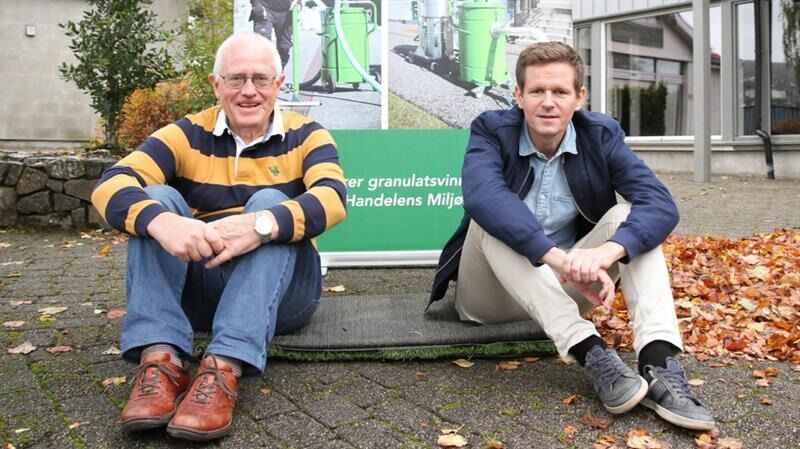 Harald Strand (til venstre) og Ådne Espeland i Green Cleaner sitter på ei sammensydd kunstgrasmatte. Én av ideene de har til gjenbruk av brukt kunstgress.
 Foto: Gjesdalbuen / Tore Espedal