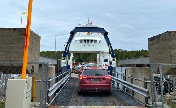 Ferje stoppes av været, og "Namdalingen" stoppes av elveis