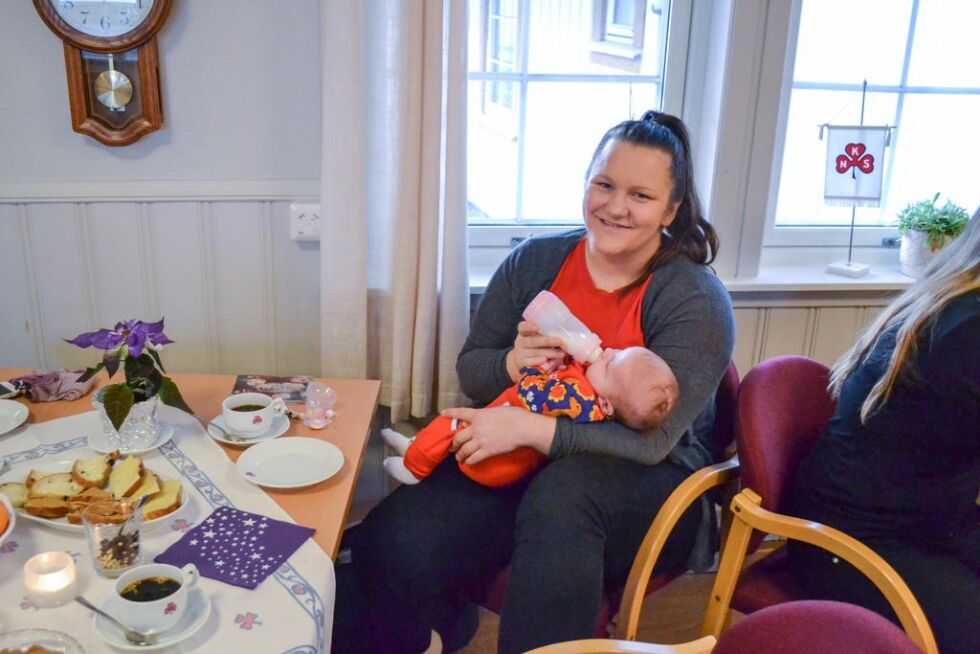 Her er mamma Evy-Line Waagø godt i gang med å mate lille Eldrid som kom til verden for kort tid siden.