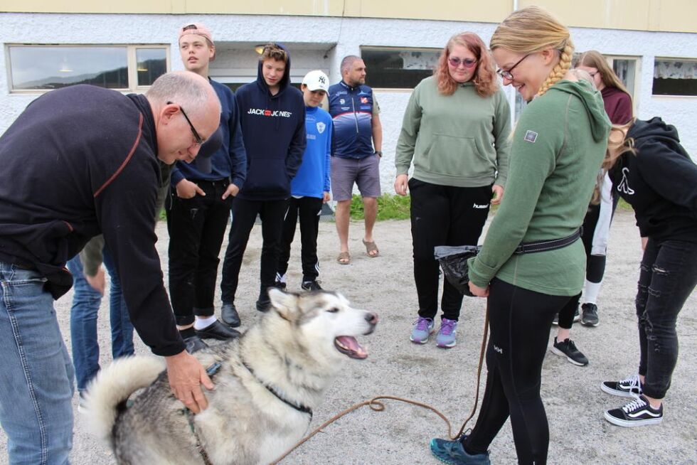Hunden Dino er alltid sammen med matmor Monika. Den skapte engasjement blant både lærere og elever ute i skolegården.