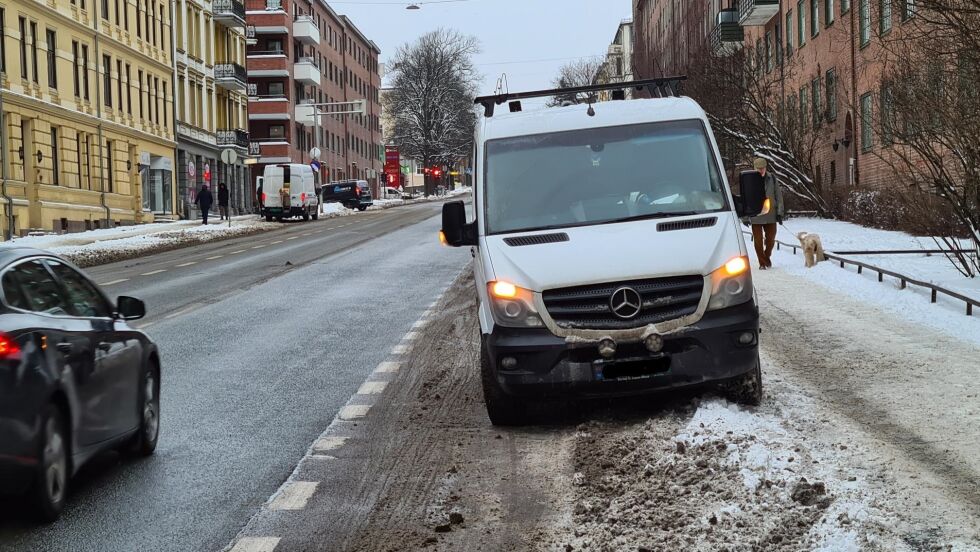 En ulovlig parkering blir ikke lovlig av å sette på bilens varsellys
 Foto: NAF