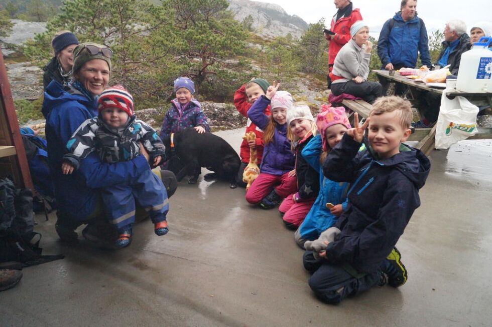 Premier til barna: Merete Berg Hansen med Erik Olai, Oda Marie og Arya, Ola, Johanna Frid, Emma, Elsa og Mats.