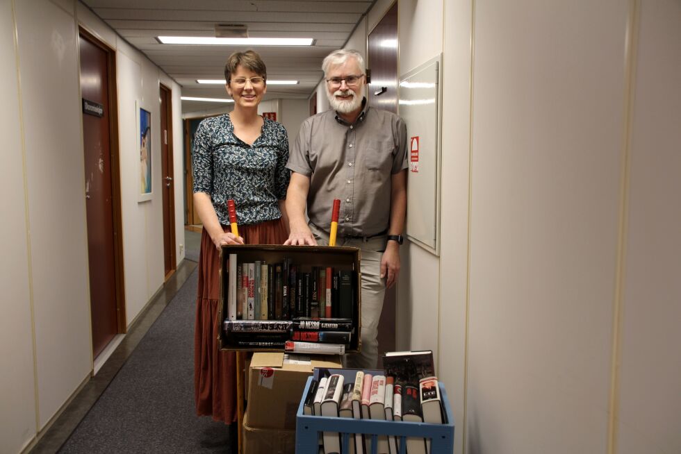 Rønnaug Helstad og Jens Christian Berg gir bort store mengder bøker fra Bindal folkebibliotek.
 Foto: Hild Dagslott