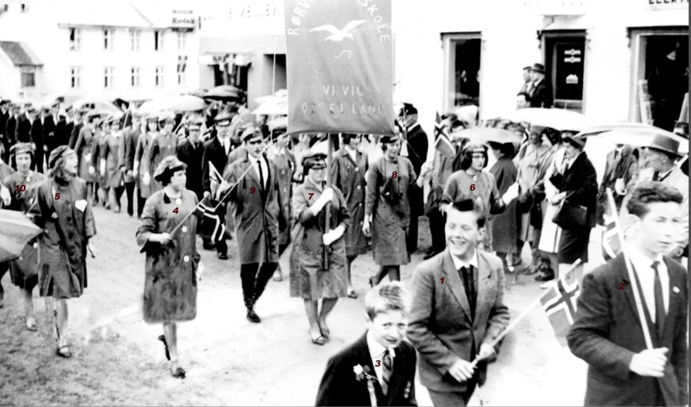 Dette bildet viser grønnrussen i 17.mai-toget  i Rørvik. Året var 1963.
 Foto: Kystmuseet, Nord-Trøndelag