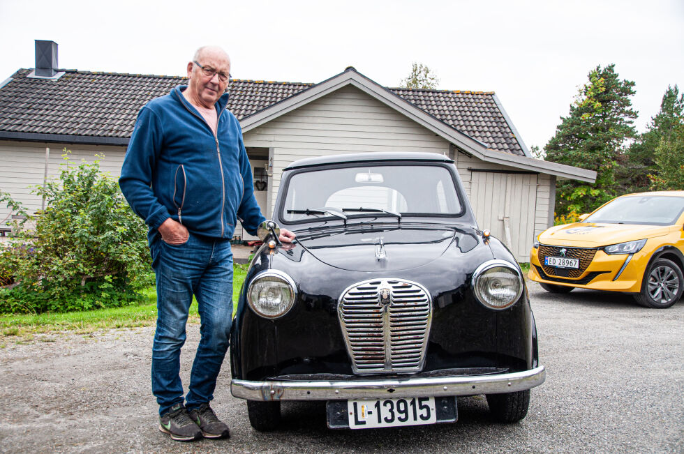 Hvem er størst og sterkest her. Frits Ivar Halsen eller hans 1954 Austin A40.
 Foto: Frank Jenssen.