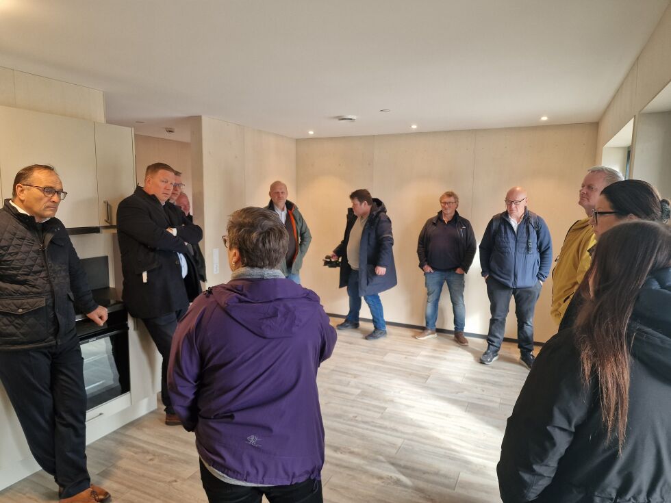 Fomannskapet fikk en grundig presentasjon av de nye boligene av Enhetsleder Solrunn Annie Urdshals og Prosjektleder teknisk Erik Jakobsen
 Foto: Frank Jenssen