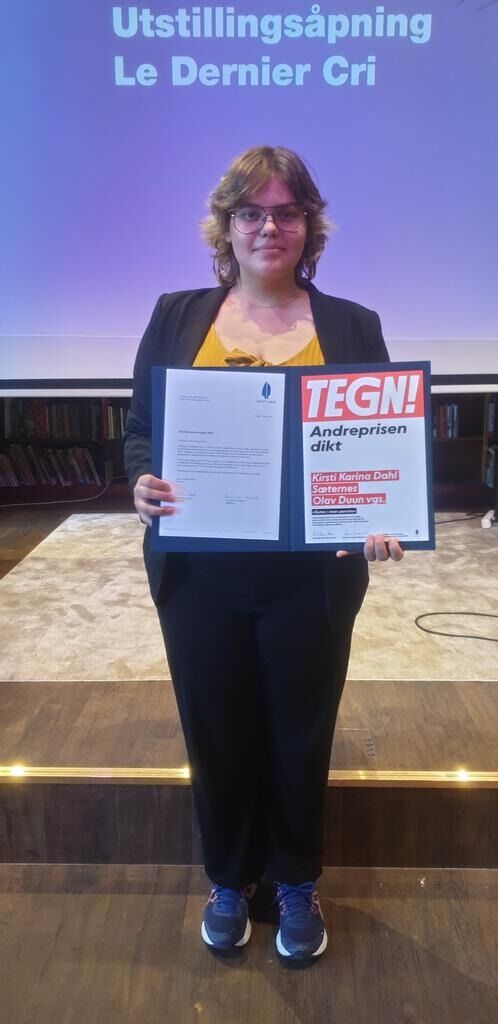 Kirsti viser fram det synlige bevis på sin andreplass.
 Foto: privat