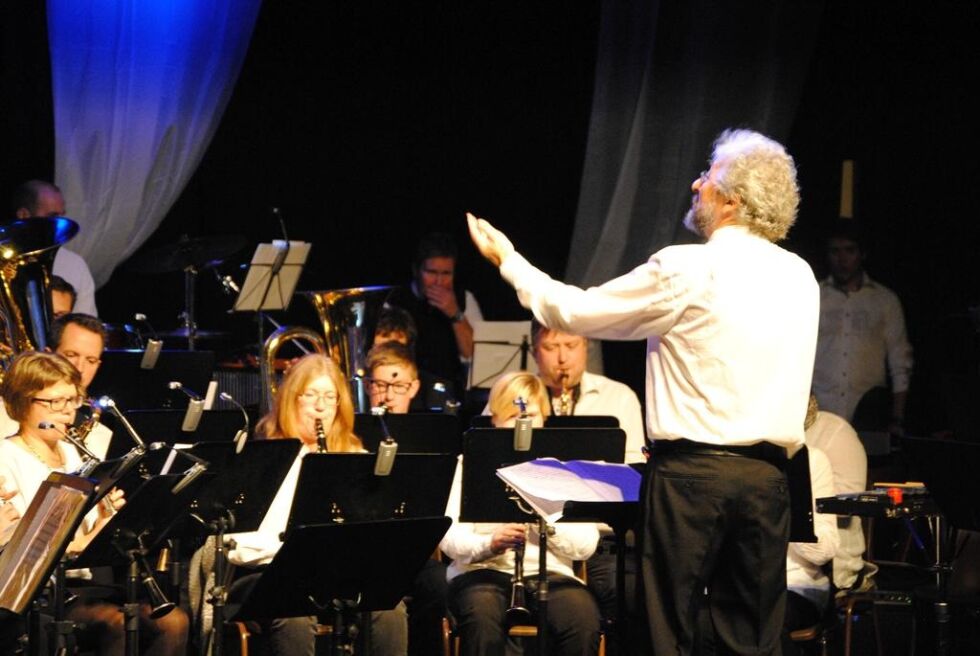 Kjell Stokland er klar for en ny sesong som dirigent for Kolvereid Hornmusikklag, og nå håper han og medlemmene at flere vil være med og spille i korpset.
 Arkivfoto: Morten Ludvigsen