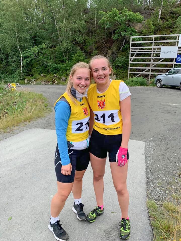 Dina Bratland og Elise S. Bakken tok begge med seg medaljer fra NM i skogsløp som ble arrangert i Kristiansand.