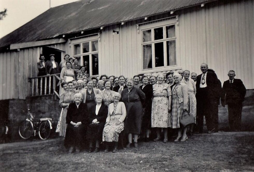 I 1951 kunne Kjella Helselag i Bindal markere sitt 35-årsjubileum, og det var stort oppmøte fra bygda. Foran sitter tre æresmedlemmer. Fra v. Anna Fagerstrand, Oline Kildal og Elise Skjevelnes.
 Foto: Bildeeier Gunnar Busch.