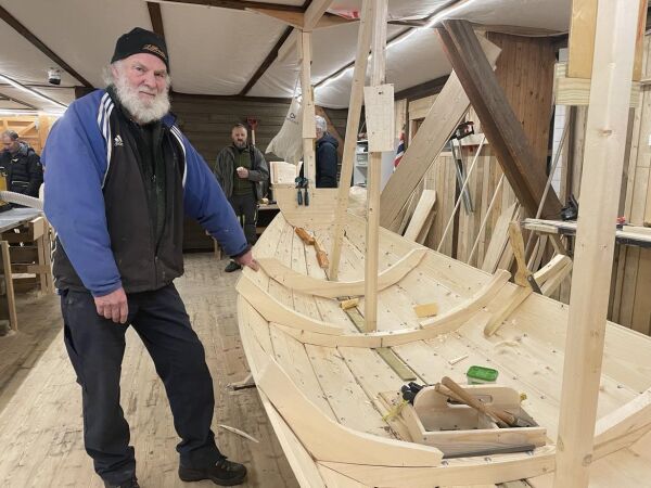 Lærer ungdom å bygge båter