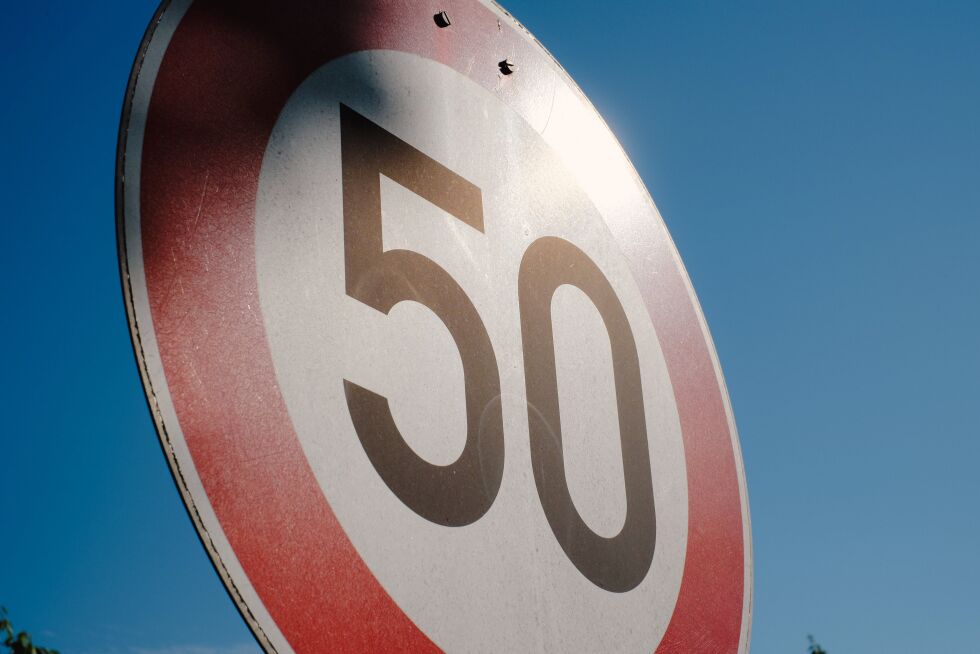 Fylkeskommunen går inn for å si nei til nedsatt fartsgrense fra 50 til 30 km/t på den omsøkte strekningen.
 Foto: Illustrasjonsbilde, Pexels