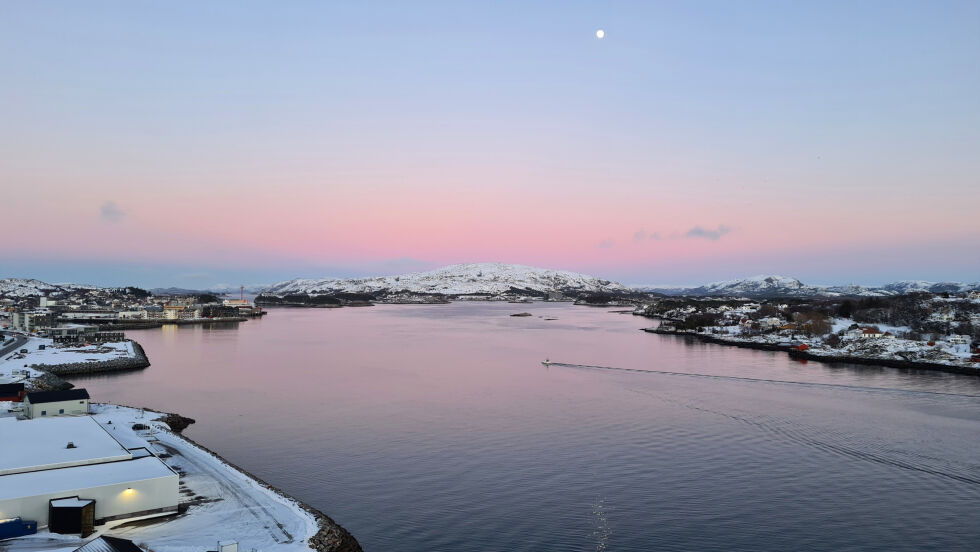 "Måne over Nærøysund". Bildet er tatt i februar i år.
 Foto: Janne Hammarsø