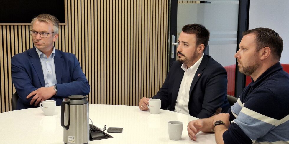 Terje Settenøy, Mats Henriksen og Tommy Skatland snakker med Stein Okstad i et møte de nylig hadde der de diskuterer blant annet fylkesveier.
 Foto: Birgitte Måøy Alte