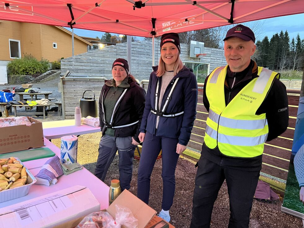 Sørget for litt å bite i : Borgny Waagø, Elise Voie Strand og Anders Fjær.
 Foto: Lillian Lyngstad