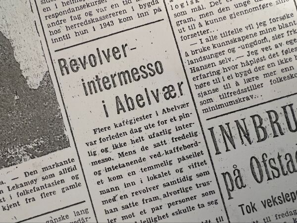 Viftet med revolver inne i kafé på Abelvær
