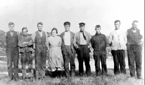 Dette bildet er fra Naustbukta og viser Bjørnevikbruket's notlag. Fotograferingen er fra 1920-tallet. Fra venstre: Oluf Myhre, Erling Kristensen, Gustav Strømli, Johanne Kristensen, Hartvik Strømli, Berhard Haagensen, Jens P. Gravvik og notbas Ole Bjørnevik
 Foto: Ole Nøstdal/Kystmuseet i Nord-Trøndelag, Norveg.