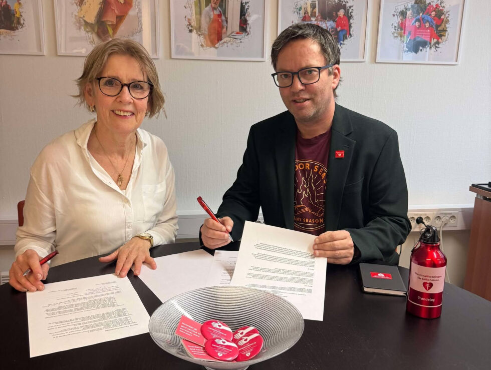 - Sammen kan vi sørge for at personer med demens fremdeles får gode opplevelser når dem besøker bibliotek, sier seksjonsleder ved fylkesbiblioteket Hildegunn Hestnes og daglig leder i Nasjonalforeningen Trøndelag Frode Mo.
 Foto: Nasjonalforeningen Trøndelag