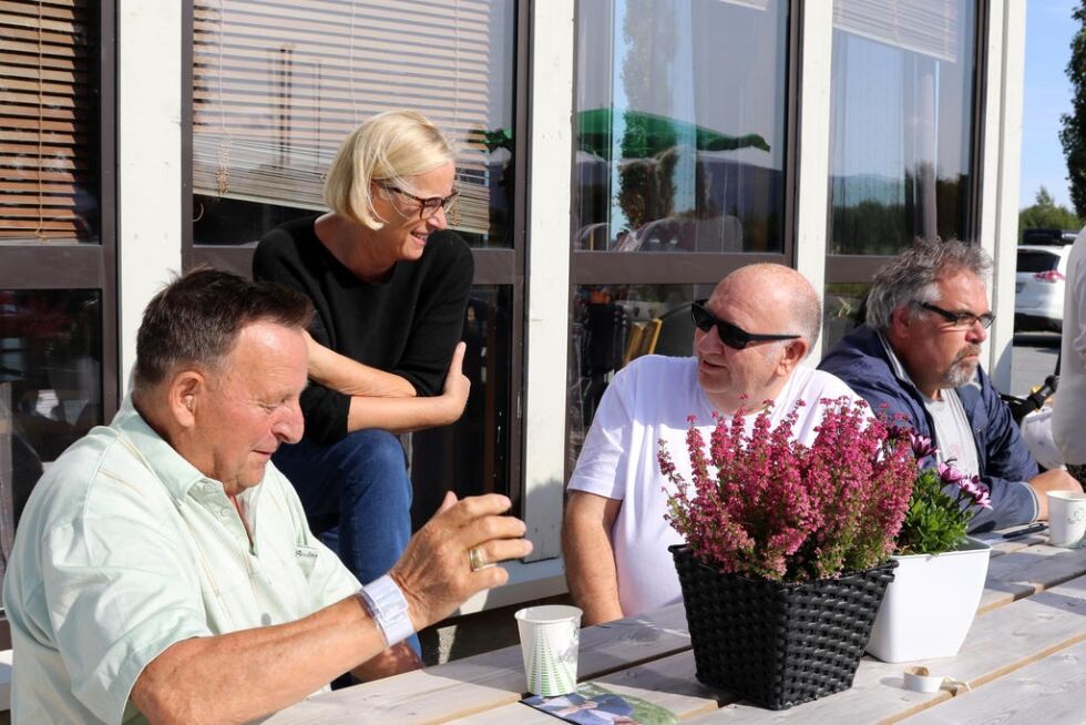 Alfred O. Pettersen (t.v) og Inge Olsen i samtale med stortingsrepresentanten Marit Arnstad.