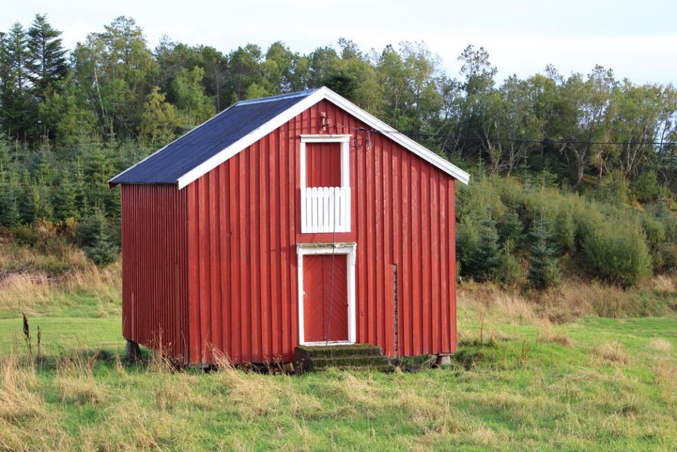 Stabburet er det eldste bygget på gården. Fra gammelt av var dette et "tiende-bur". Tiende var en kirkeskatt betalt i naturalia.