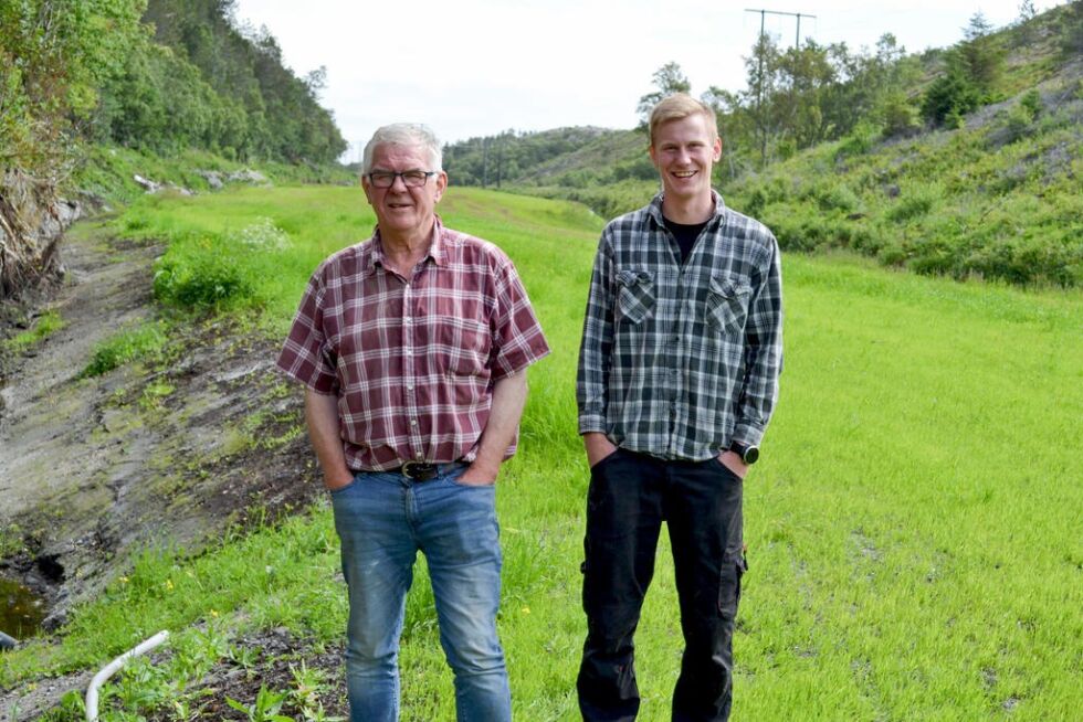Gårdbruker Gaute Horseng (t.v.) og Sivert Horseng Johansen er fornøyde med å ha fått drenert flere jorder med støtte fra kommunen.