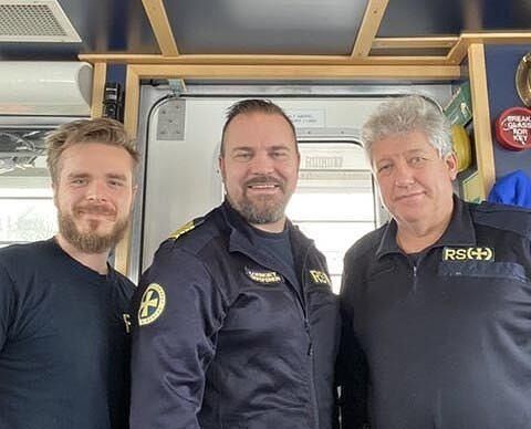 Skipsfører Jahn Andre Loenget (i midten) bidrar til Redingsskøytas beredskap. Her er han i Måløy og er flankert av styrmann Joakim Vist (t.v.), og maskinsjef Leiv Petter Brattli (t.h.)
 Foto: Redingsskøyta