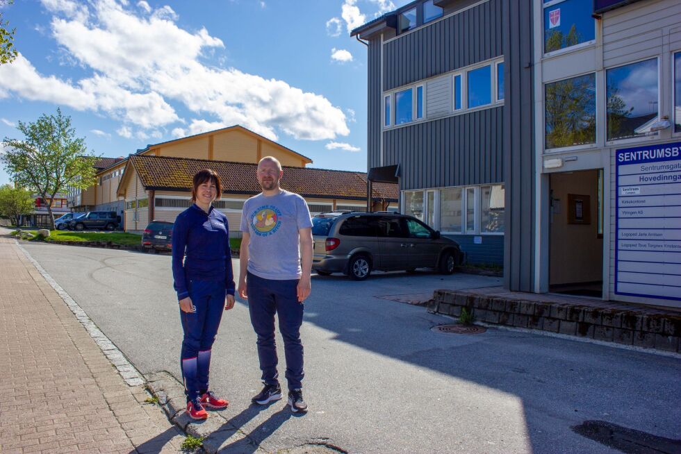 Eiere Ann Katrin Nilsen og Tom Roger Moen i Sentrum Campus flytter treningssenteret fra det grå bygget fremst, til det gule bygget man kan se i bakgrunnen.
 Foto: Stine Vikestad