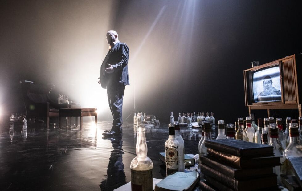 Skuespiller Jan Sælid står på scenen når Riksteateret ankommer Kolvereid med forestillingen «Havboka».
 Foto: Erik Berg